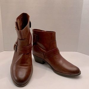 Like New Kenneth Cole Reaction Brown Love Tale Round Toe Ankle Boot - Size 7.5